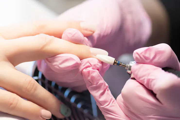 Skonsam nagelborttagning av byggda naglar hos GH Nails i Örebro.