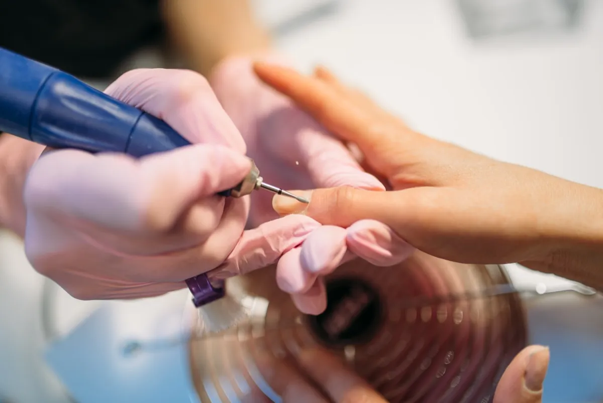 Nagelreparation av trasig nagel.