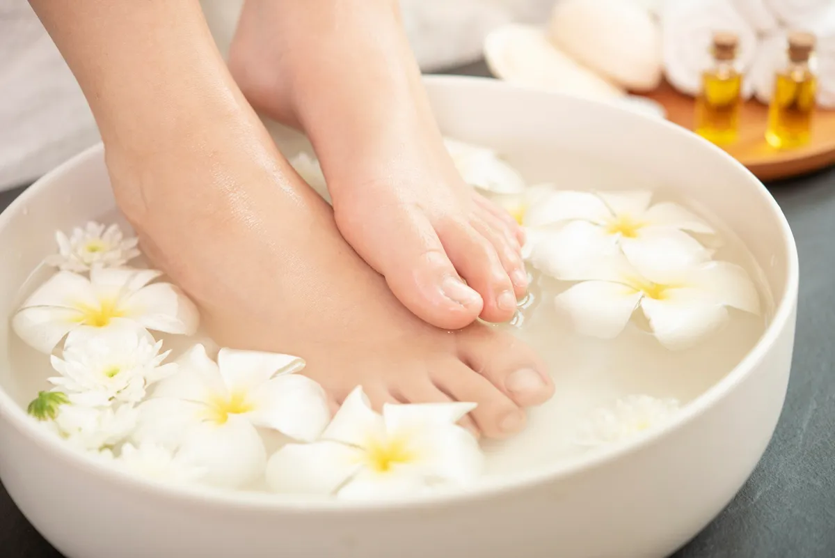 Professionell avkopplande spa pedikyr med doftoljor.