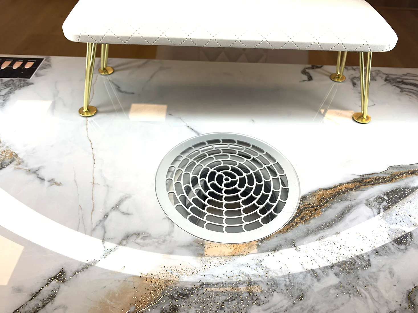 Inbyggt punktutsug och ventilationssystem i marmorbord hos GH Nails i Örebro för en damm- och luktfri.